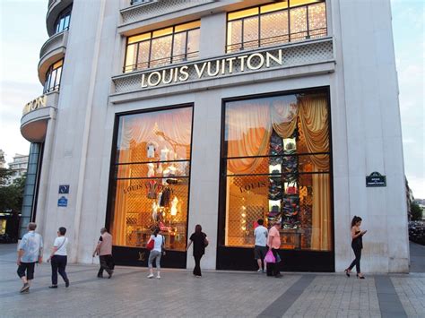 boutiques in louis vuitton.